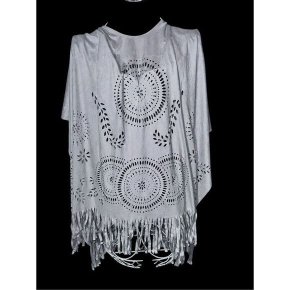 GOOD CONDITION WOMEN Chicos Bone colored shawl with intricate cut out designs an - Picture 6 of 13